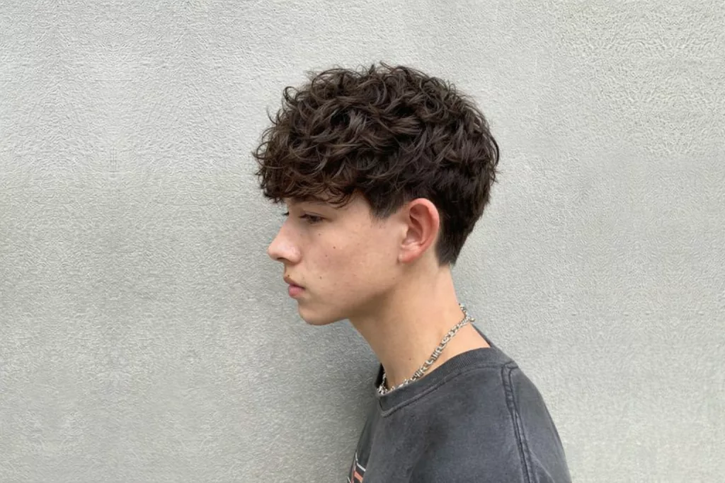 Capelli ricci corti uomo